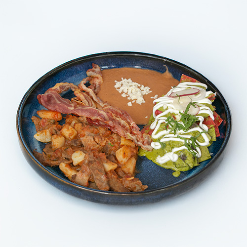 BISTEC, CHILAQUILES POBLANOS, FRIJOLES Y TIRAS DE TOCINO FRITO
